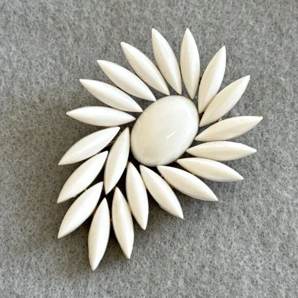 Vintage Crown Trifari White Milk Glass Navette Brooch Gold Tone Swirl Sunburst - Picture 2 of 10